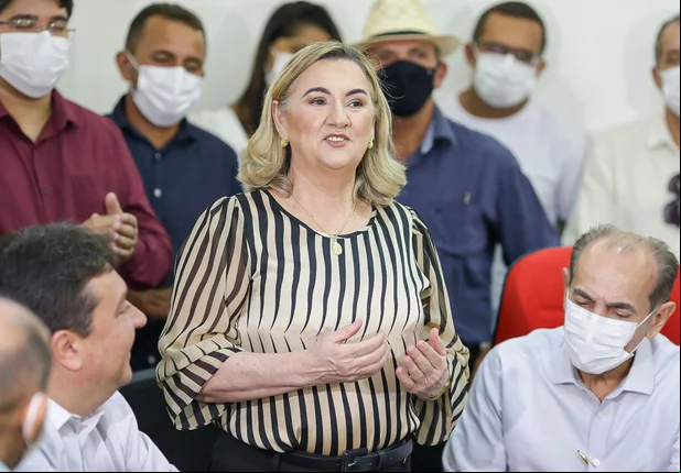 Prefeita durante seu pronunciamento