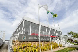 Funcionária pública denuncia advogados e empresários