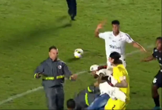 Torcedor do Santos invade gramado e agride goleiro Cássio, do Corinthians.