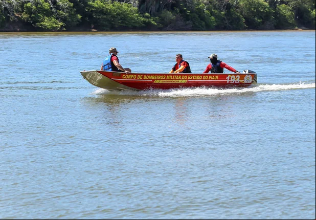 Equipe de bombeiros em buscas no Rio Parnaíba