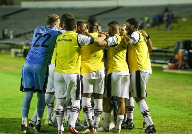 Jogadores do River comemorando gol