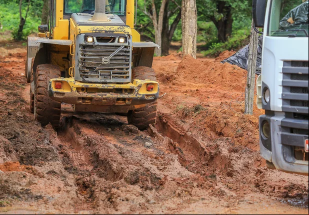 Trator espalha o entulho no local