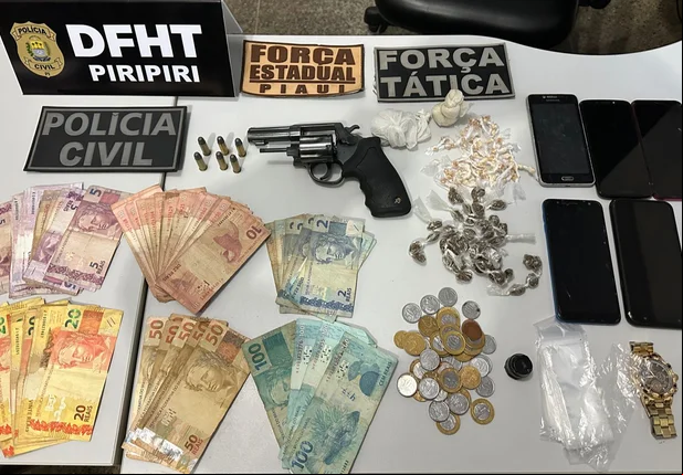 Material apreendido pela DFHT que estava sob posse de suspeito por roubo e homicídio em Piripiri