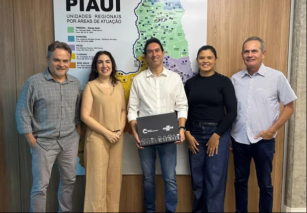 Prefeito Raniletti Macedo com equipe do SEBRAE