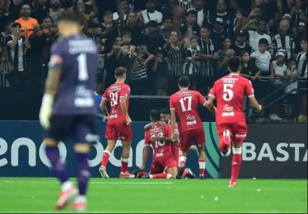 Sequeira fez os dois gols do Huracán contra o Corinthians