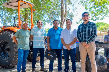 entregue um trator agrícola com implementos