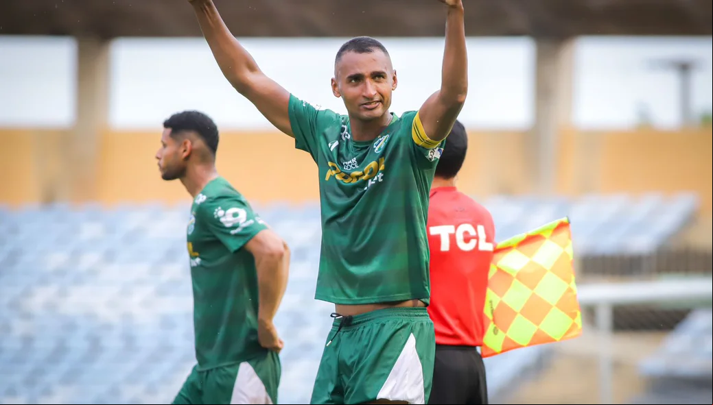 Leandro Amorim comemorando gol do Altos