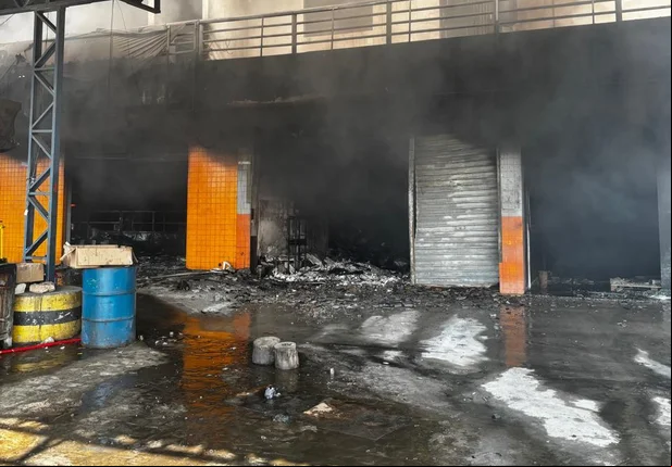 Equipes do Corpo de Bombeiros seguem atuando no combate às chamas