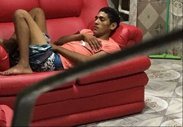 Jovem invade casa para furtar e acaba dormindo no sofá no Acre